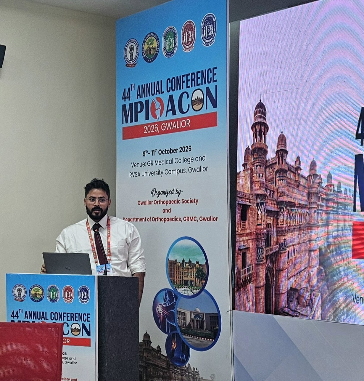 Dr. Anupam Khandelwal speaking at the lectern at MPIOACON 2026 in Gwalior.