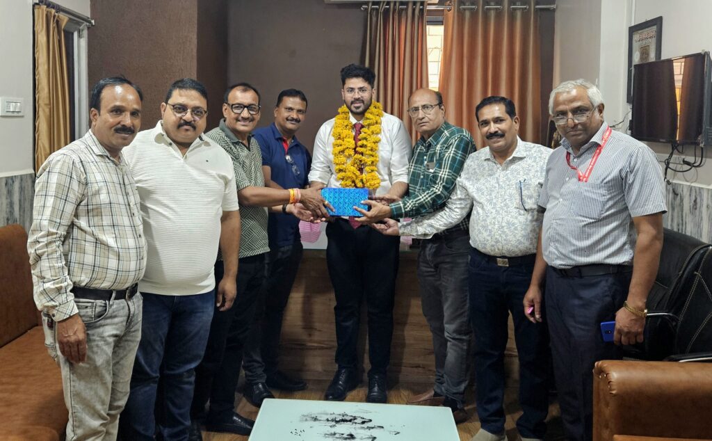 Honour of Dr. anupam Khandelwal by local body for Joint pain treatment camp, Jaora , ratlam