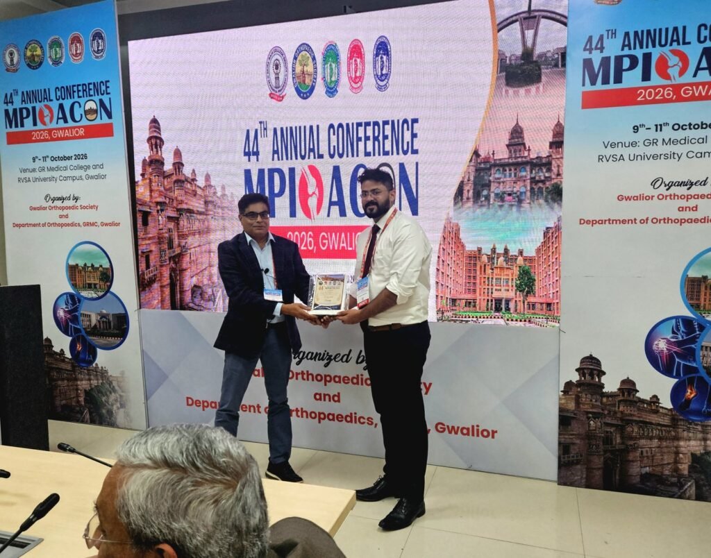 Dr. Anupam Khandelwal receiving a memento at MPIOACON 2026 in Gwalior.