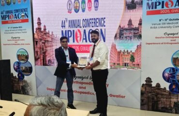 Dr. Anupam Khandelwal receiving a memento at MPIOACON 2026 in Gwalior.